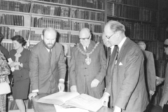 Mayor opening Library